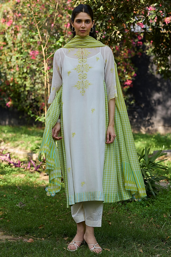 Ivory Chanderi Floral Embroidered Kurta Set by Surmaye at Pernia's Pop Up Shop