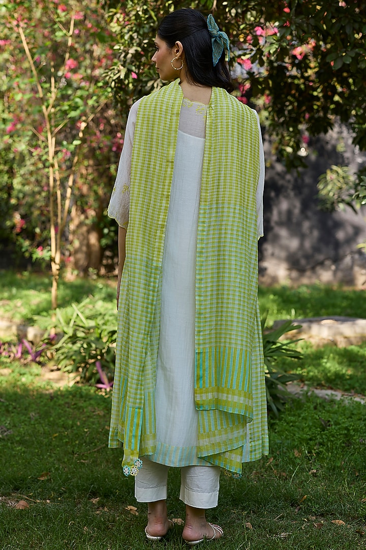 Ivory Chanderi Floral Embroidered Kurta Set by Surmaye at Pernia's Pop Up Shop