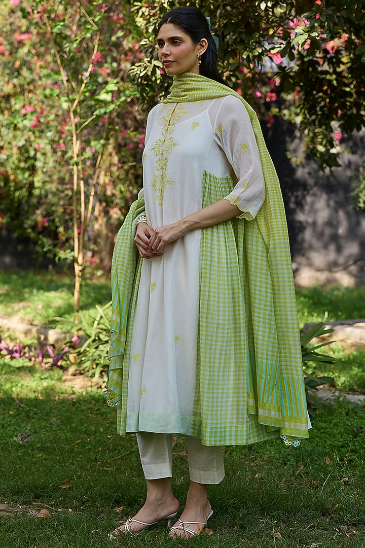 Ivory Chanderi Floral Embroidered Kurta Set by Surmaye at Pernia's Pop Up Shop