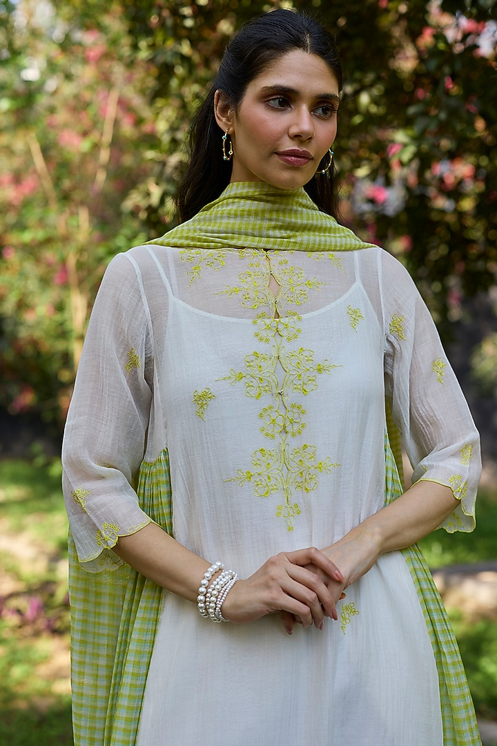 Ivory Chanderi Floral Embroidered Kurta Set by Surmaye at Pernia's Pop Up Shop
