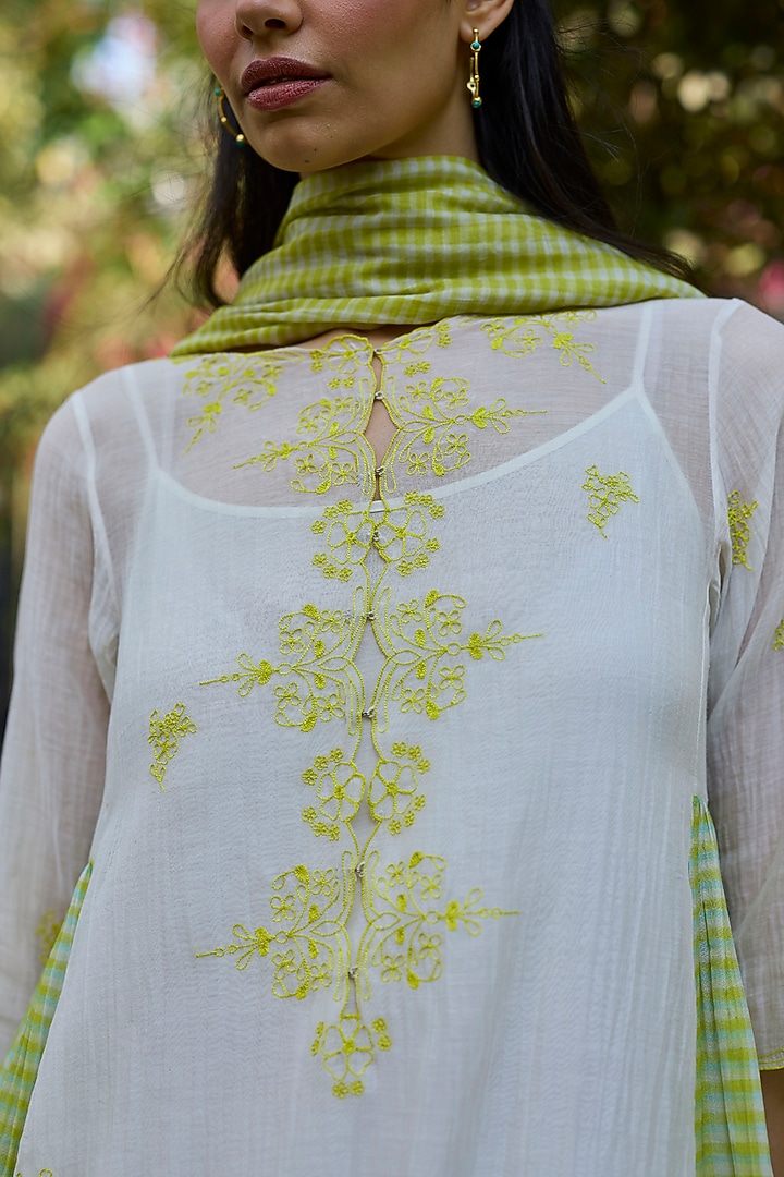 Ivory Chanderi Floral Embroidered Kurta Set by Surmaye at Pernia's Pop Up Shop