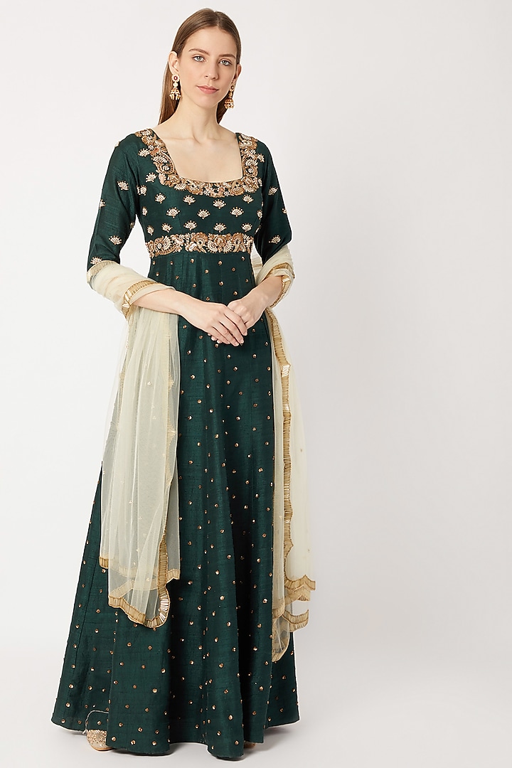 Emerald Green Embroidered Kurta Set With White Dupatta by Sumayah