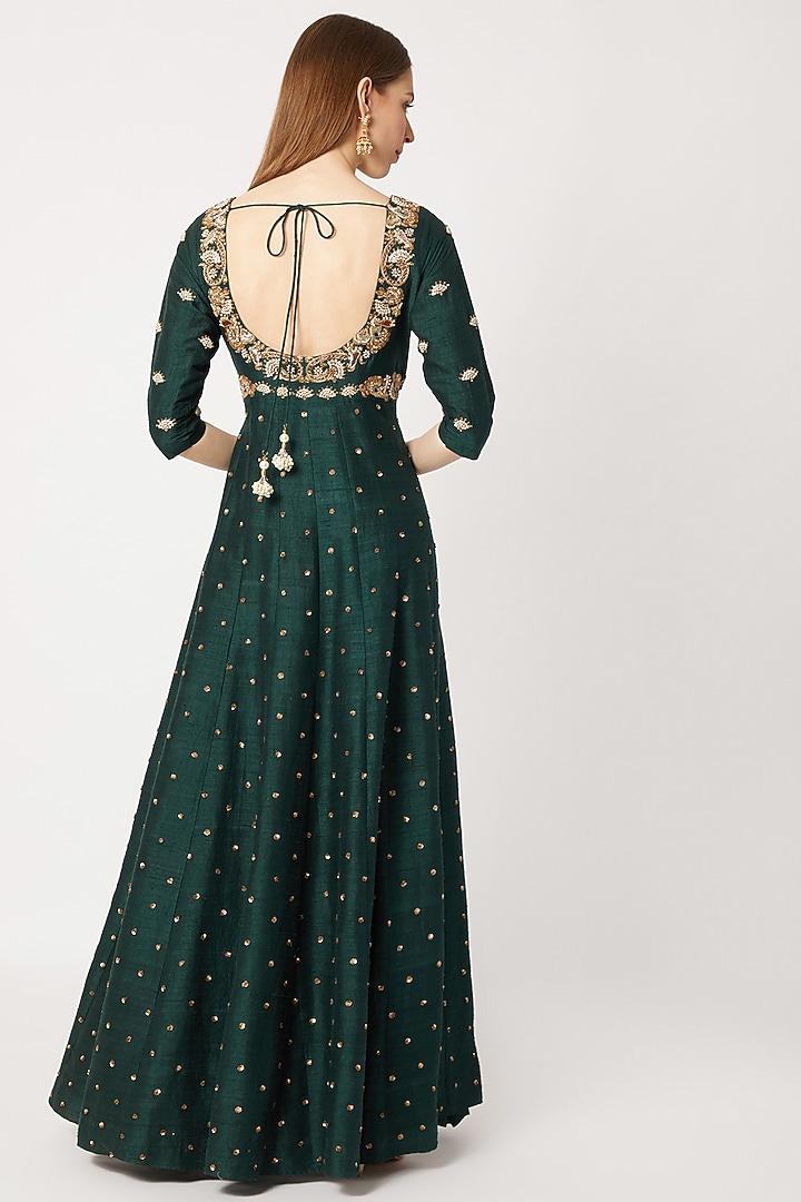 Emerald Green Embroidered Kurta Set With White Dupatta by Sumayah at Pernia's Pop Up Shop