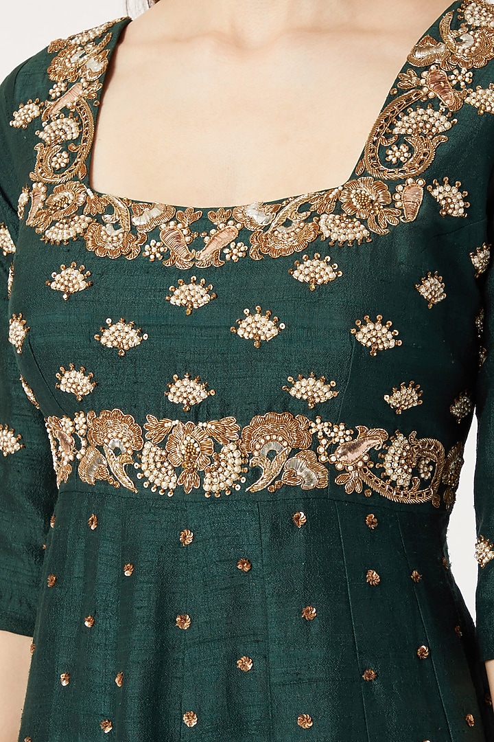 Emerald Green Embroidered Kurta Set With White Dupatta by Sumayah at Pernia's Pop Up Shop