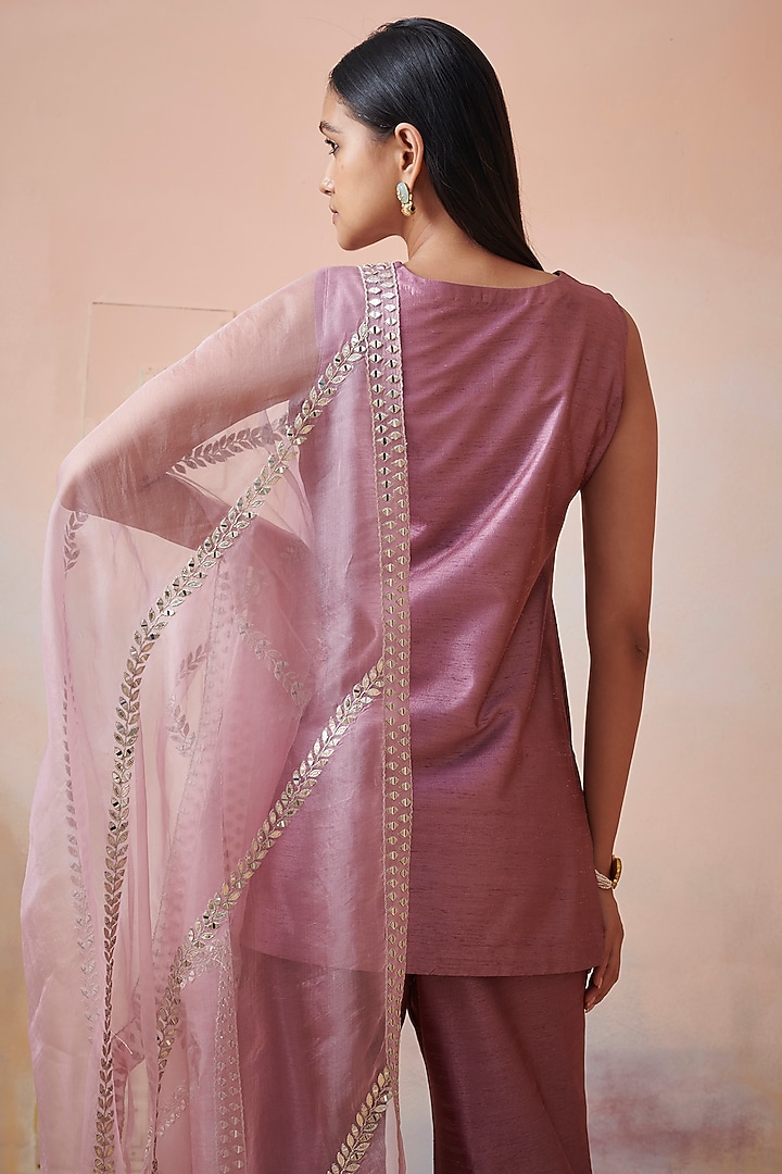 Plum & Pink Embroidered Kurta Set by Suhino at Pernia's Pop Up Shop