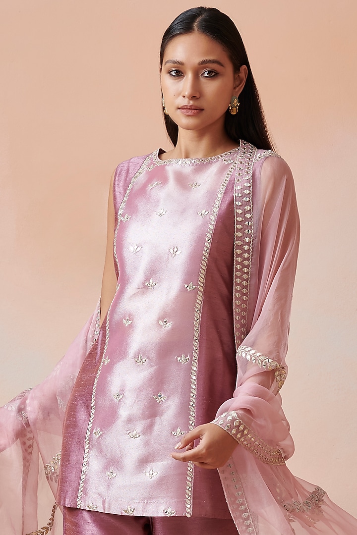 Plum & Pink Embroidered Kurta Set by Suhino at Pernia's Pop Up Shop