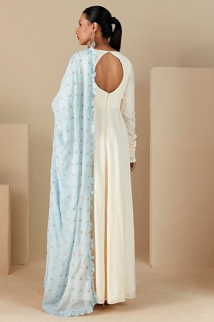 Off-White Crepe Silk & Chiffon Hand Embroidered Wedding Anarkali Set by Suruchi Parakh at Pernia's Pop Up Shop