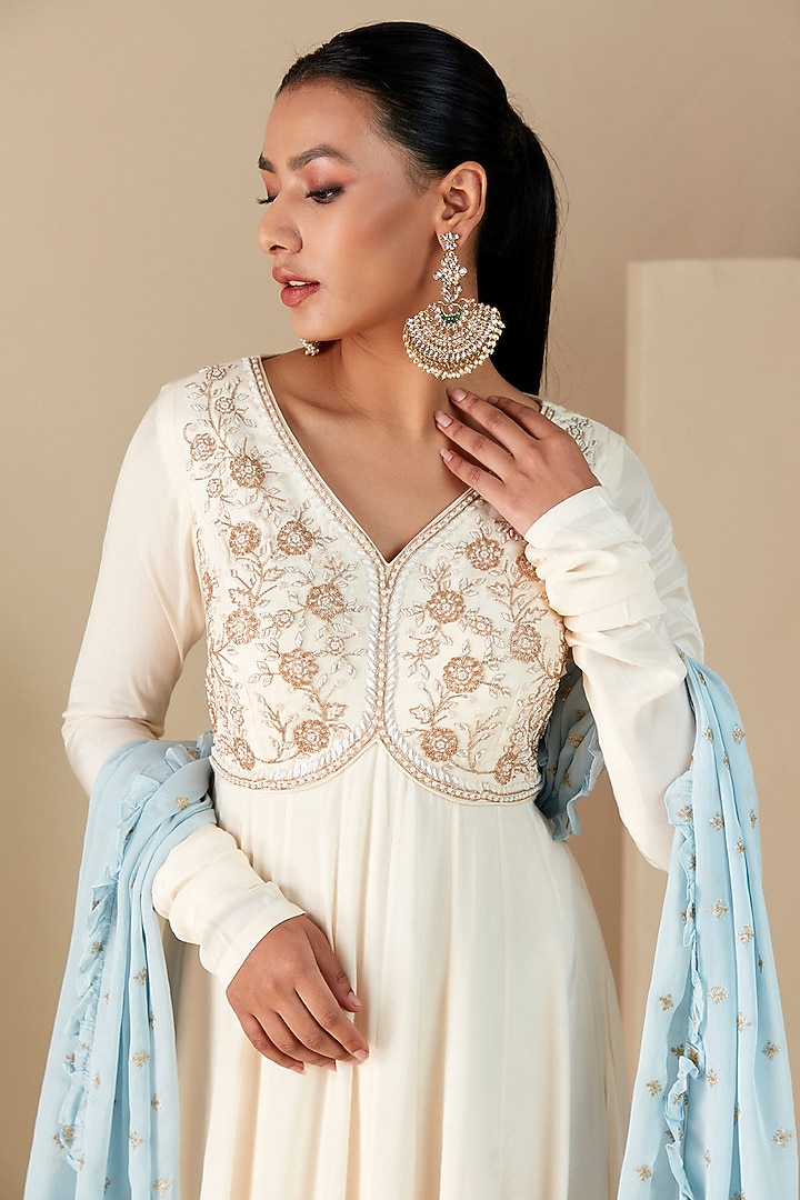Off-White Crepe Silk & Chiffon Hand Embroidered Wedding Anarkali Set by Suruchi Parakh at Pernia's Pop Up Shop