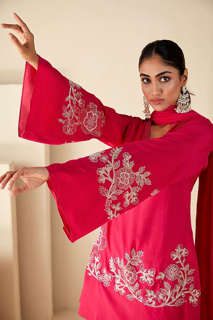 Pink Crepe Silk Handwork Kurta Set by Suruchi Parakh at Pernia's Pop Up Shop