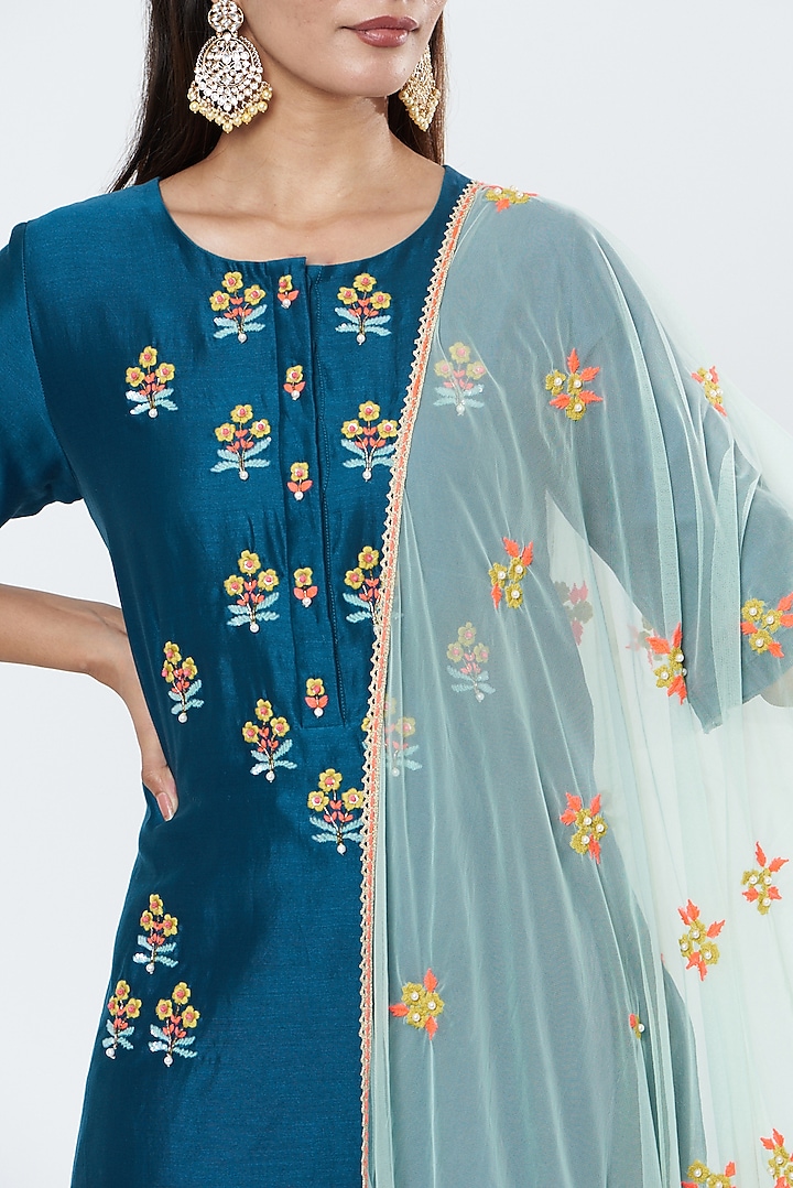 Blue Embroidered Kurta Set by Summer by Priyanka Gupta at Pernia's Pop Up Shop