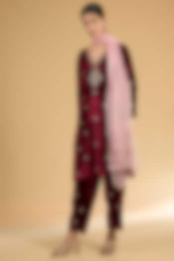 Red Maroon Velvet Embroidered Kurta et by Surabhi Arya at Pernia's Pop Up Shop