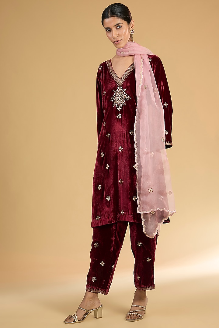 Red Maroon Velvet Embroidered Kurta et by Surabhi Arya at Pernia's Pop Up Shop