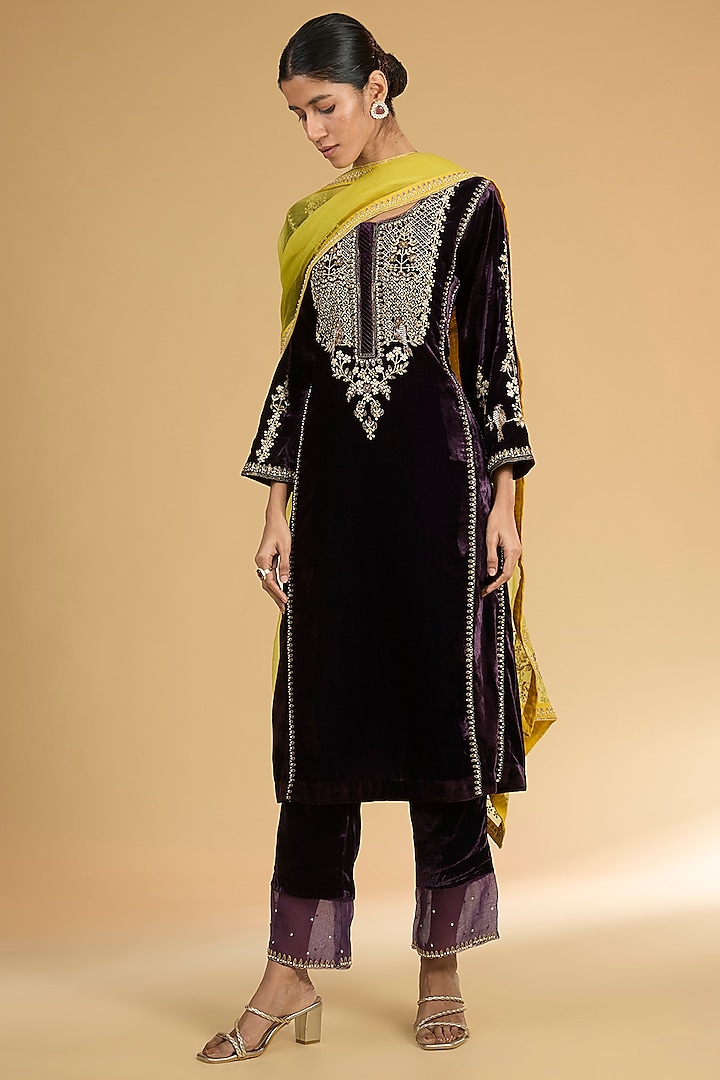 Purple Velvet Embroidered Kurta Set by Surabhi Arya at Pernia's Pop Up Shop