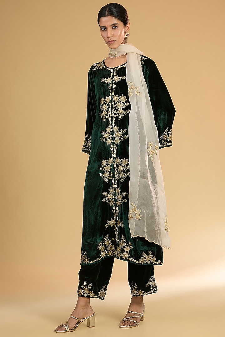 Green Velvet Embroidered Kurta Set by Surabhi Arya at Pernia's Pop Up Shop