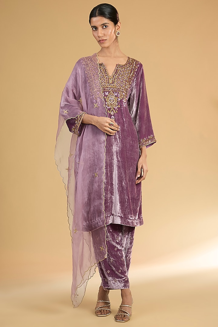 Purple Velvet Embroidered Kurta Set by Surabhi Arya at Pernia's Pop Up Shop