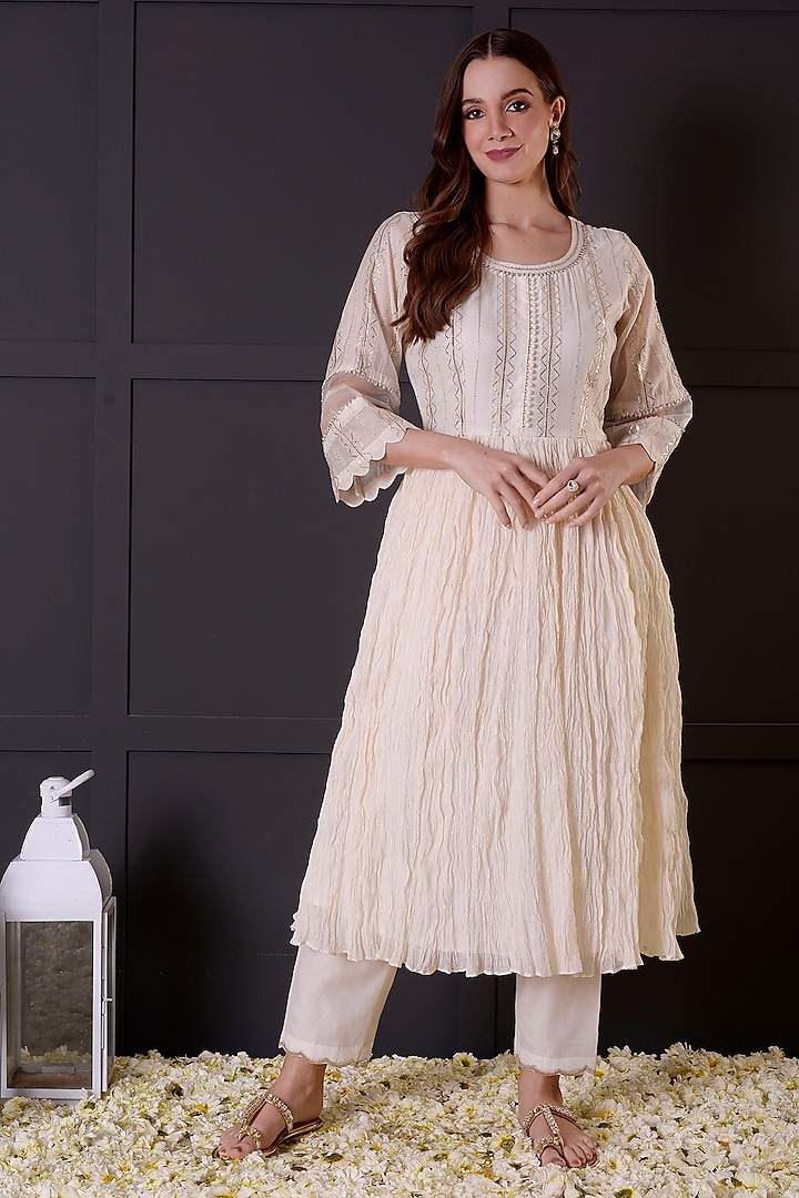 White Mul Chanderi Crushed Anarkali Set by Surabhi Arya at Pernia's Pop Up Shop