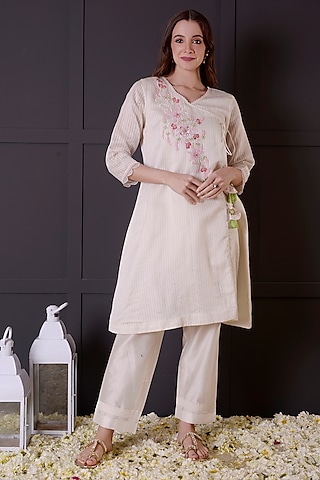 White Chanderi Hand Embroidered Kurta Set by Surabhi Arya
