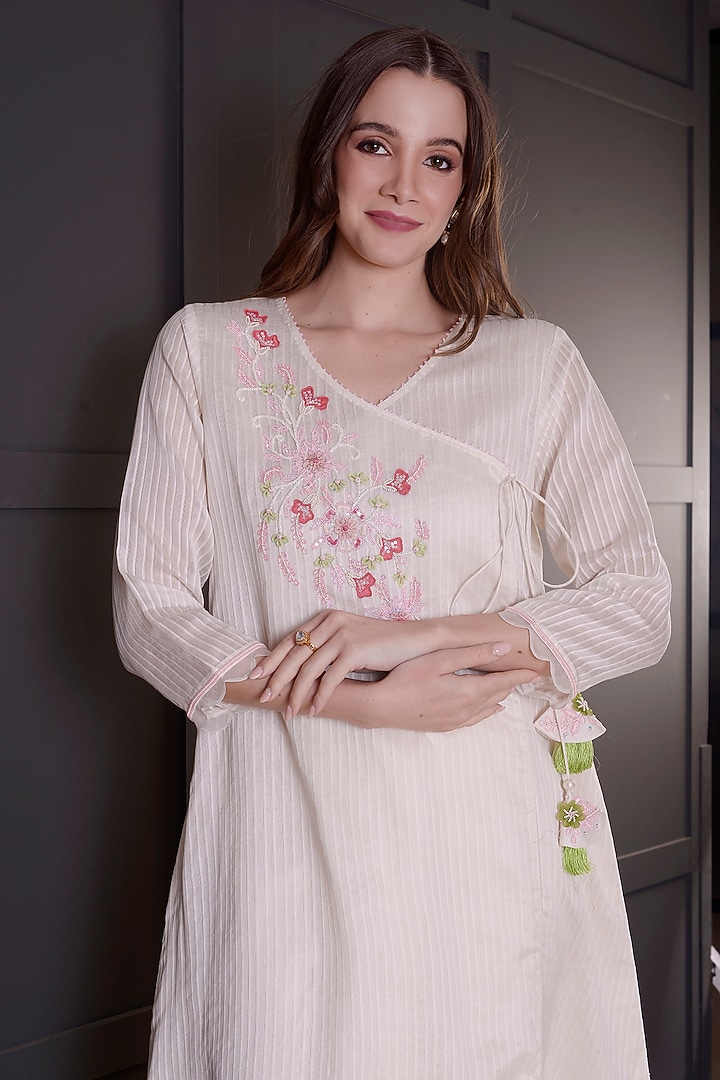 White Chanderi Hand Embroidered Kurta Set by Surabhi Arya at Pernia's Pop Up Shop