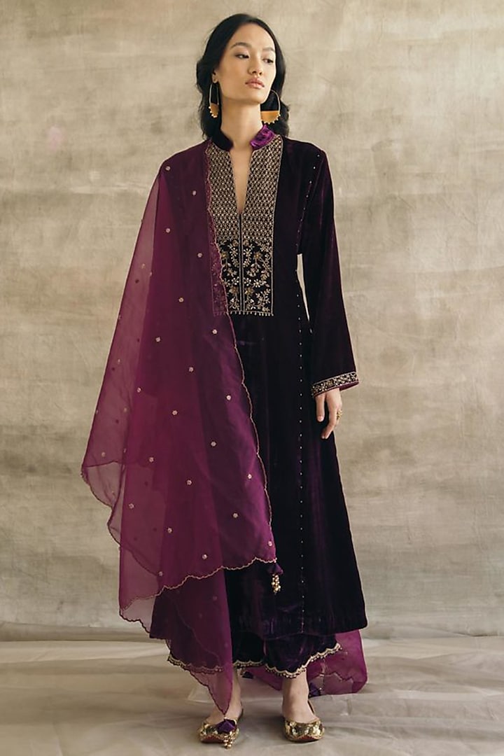 Plum Silk Velvet Kurta Set by Sureena Chowdhri at Pernia's Pop Up Shop