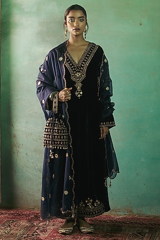 Navy Blue Silk Velvet Thread & Mirror Embroidered Asymmetrical Kurta Set by Sureena Chowdhri