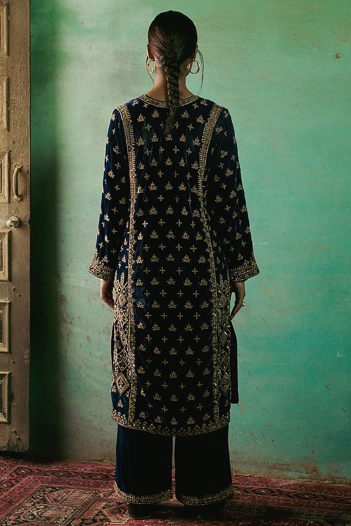 Peacock Blue Silk Velvet Zardosi Hand Embroidered Kurta Set by Sureena Chowdhri at Pernia's Pop Up Shop