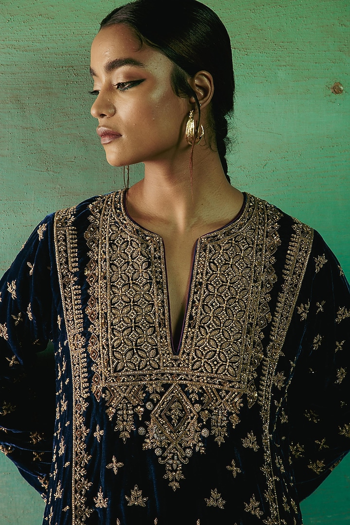 Peacock Blue Silk Velvet Zardosi Hand Embroidered Kurta Set by Sureena Chowdhri at Pernia's Pop Up Shop