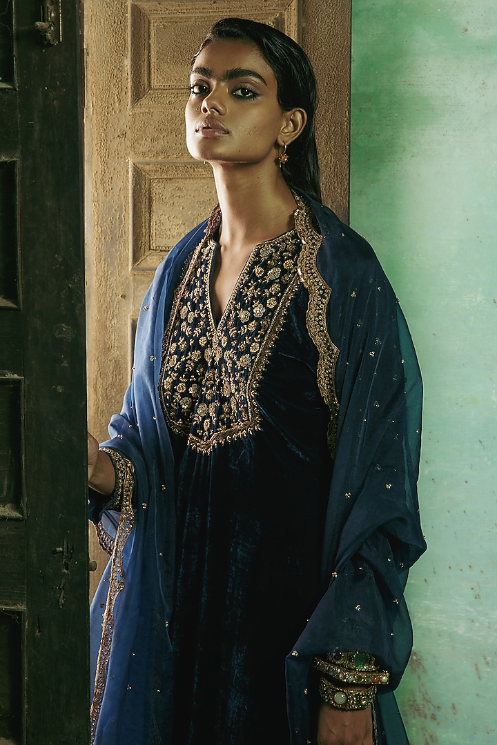 Peacock Blue Silk Velvet Floral Motif Hand Embroidered Kurta Set by Sureena Chowdhri at Pernia's Pop Up Shop