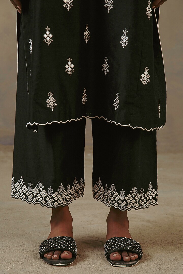 Ebony Silk Chanderi Embroidered Kurta Set by Sureena Chowdhri at Pernia's Pop Up Shop