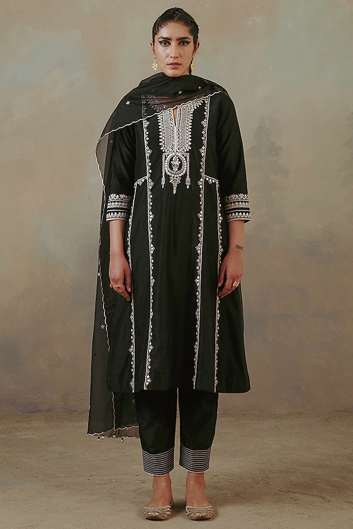 Ebony Silk Chanderi Embroidered Kurta Set by Sureena Chowdhri at Pernia's Pop Up Shop