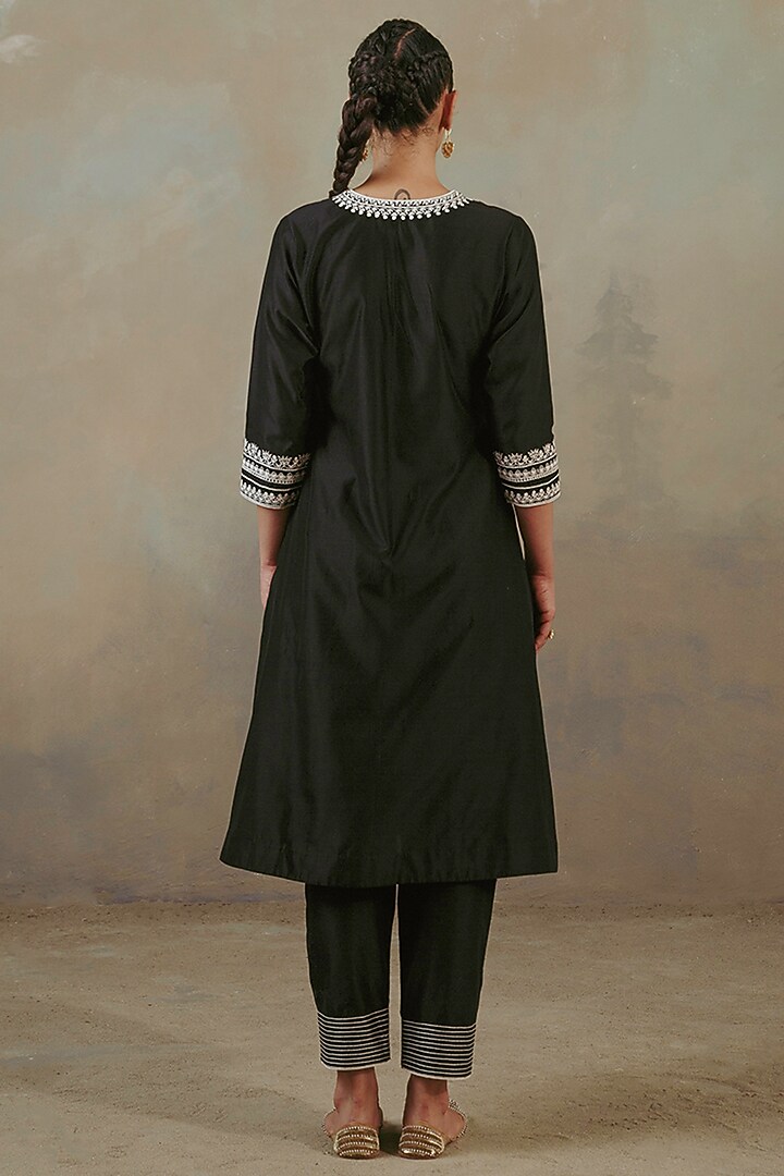 Ebony Silk Chanderi Embroidered Kurta Set by Sureena Chowdhri at Pernia's Pop Up Shop