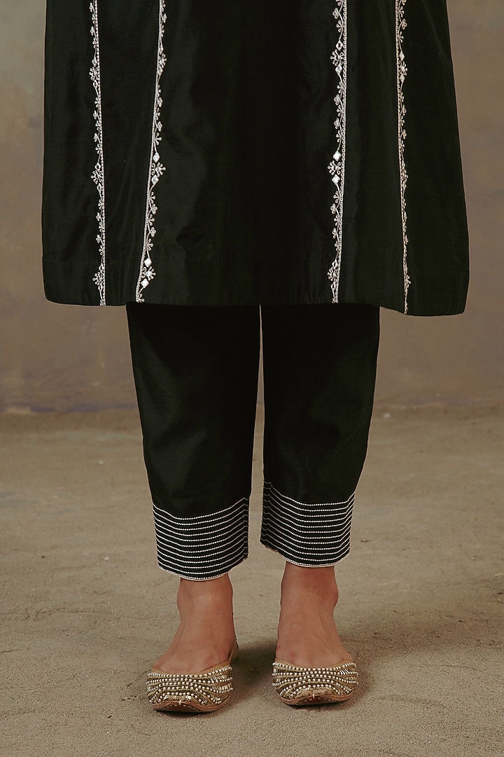 Ebony Silk Chanderi Embroidered Kurta Set by Sureena Chowdhri at Pernia's Pop Up Shop