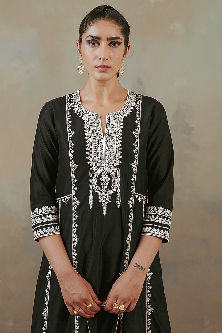 Ebony Silk Chanderi Embroidered Kurta Set by Sureena Chowdhri at Pernia's Pop Up Shop