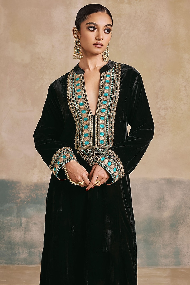 Black Silk Velvet Thread Embroidered Kurta Set by Sureena Chowdhri at Pernia's Pop Up Shop