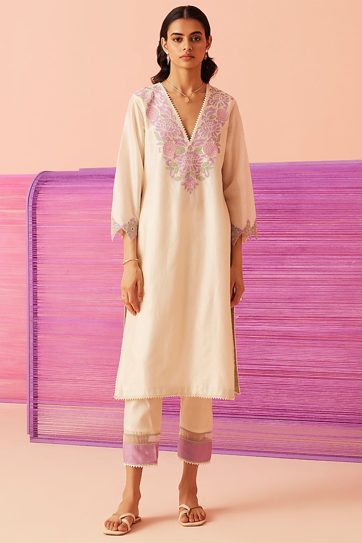 Ivory Silk Chanderi Floral Embroidered Kurta Set by Sureena Chowdhri at Pernia's Pop Up Shop