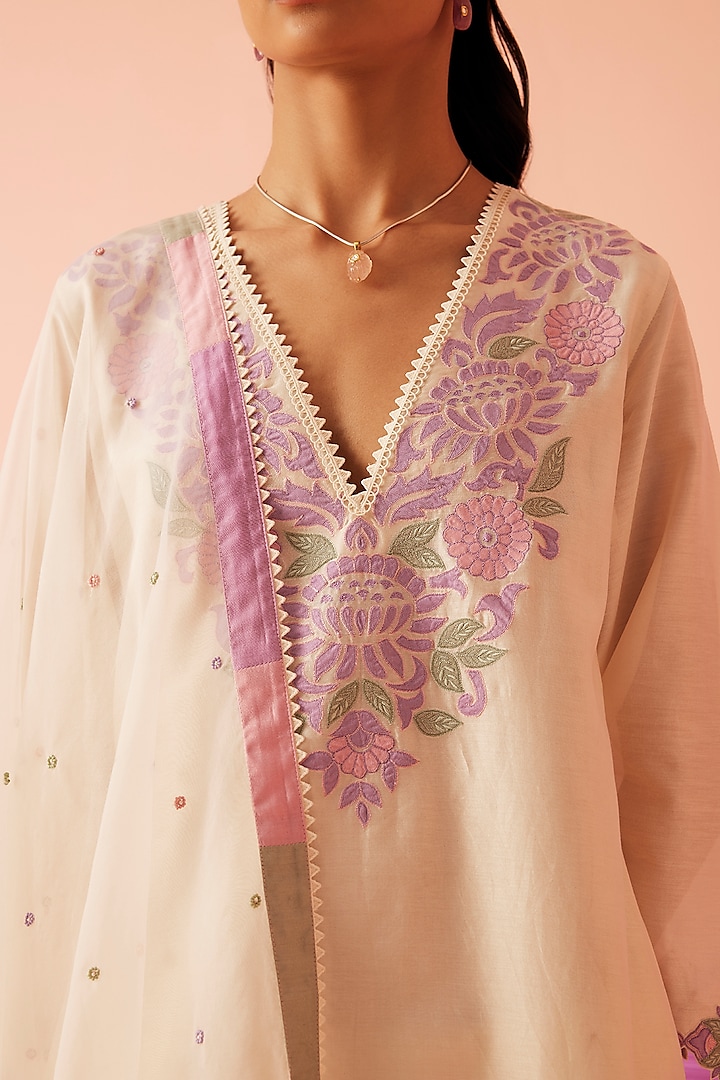 Ivory Silk Chanderi Floral Embroidered Kurta Set by Sureena Chowdhri at Pernia's Pop Up Shop