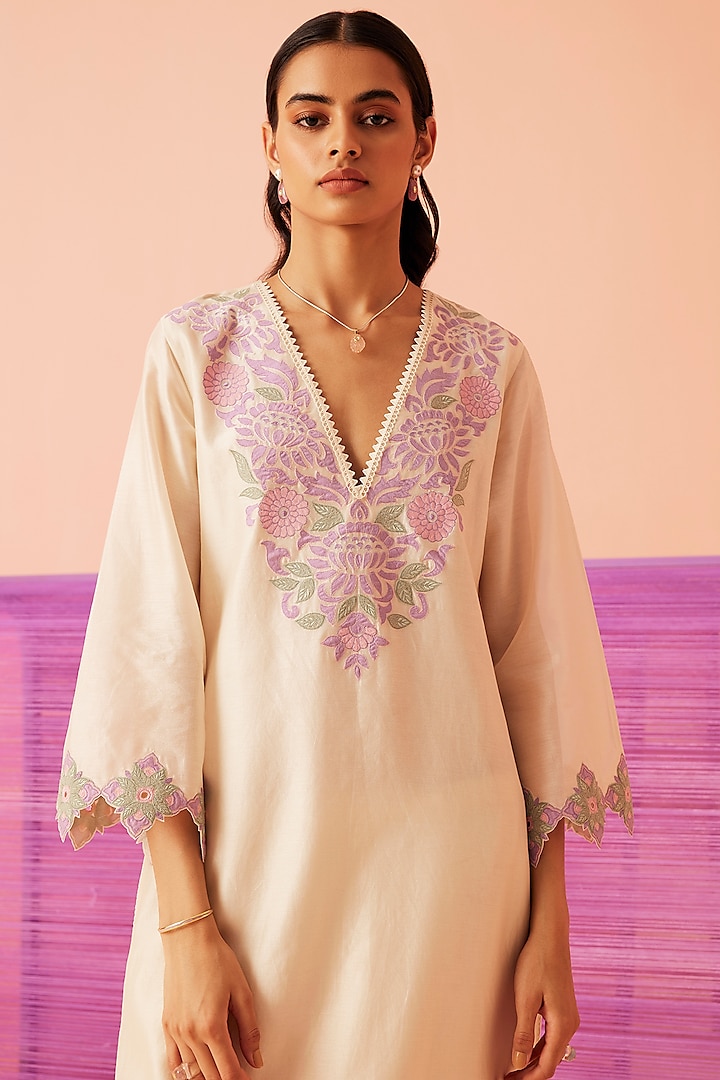 Ivory Silk Chanderi Floral Embroidered Kurta Set by Sureena Chowdhri at Pernia's Pop Up Shop