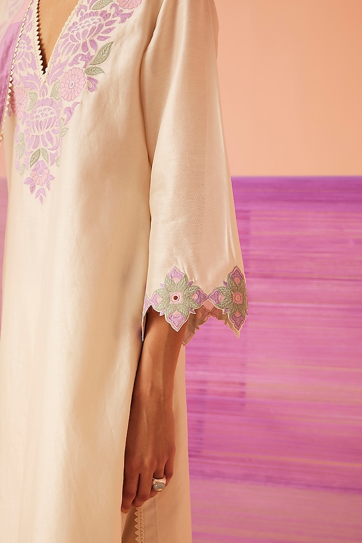 Ivory Silk Chanderi Floral Embroidered Kurta Set by Sureena Chowdhri at Pernia's Pop Up Shop