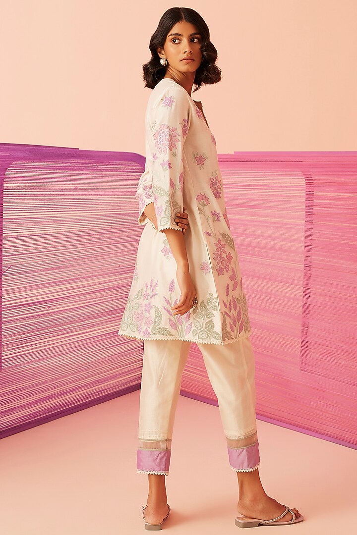 Ivory Silk Chanderi Floral Embroidered Kurta Set by Sureena Chowdhri at Pernia's Pop Up Shop
