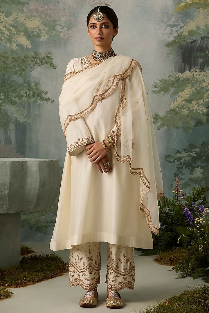 Ivory Silk Chanderi Zardosi Work Kurta Set by Sureena Chowdhri at Pernia's Pop Up Shop