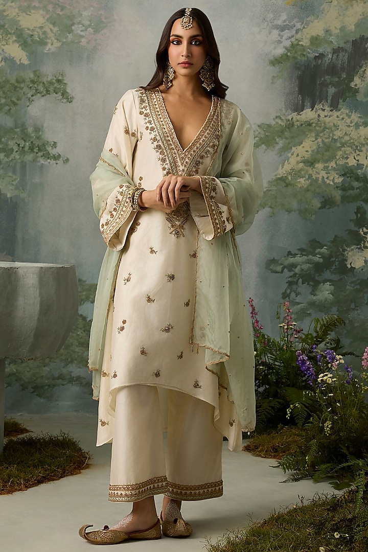 Ivory Silk Chanderi Aari Thread Work Kurta Set by Sureena Chowdhri at Pernia's Pop Up Shop