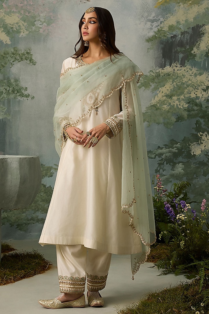 Ivory Silk Chanderi Hand Embroidered Kurta Set by Sureena Chowdhri at Pernia's Pop Up Shop