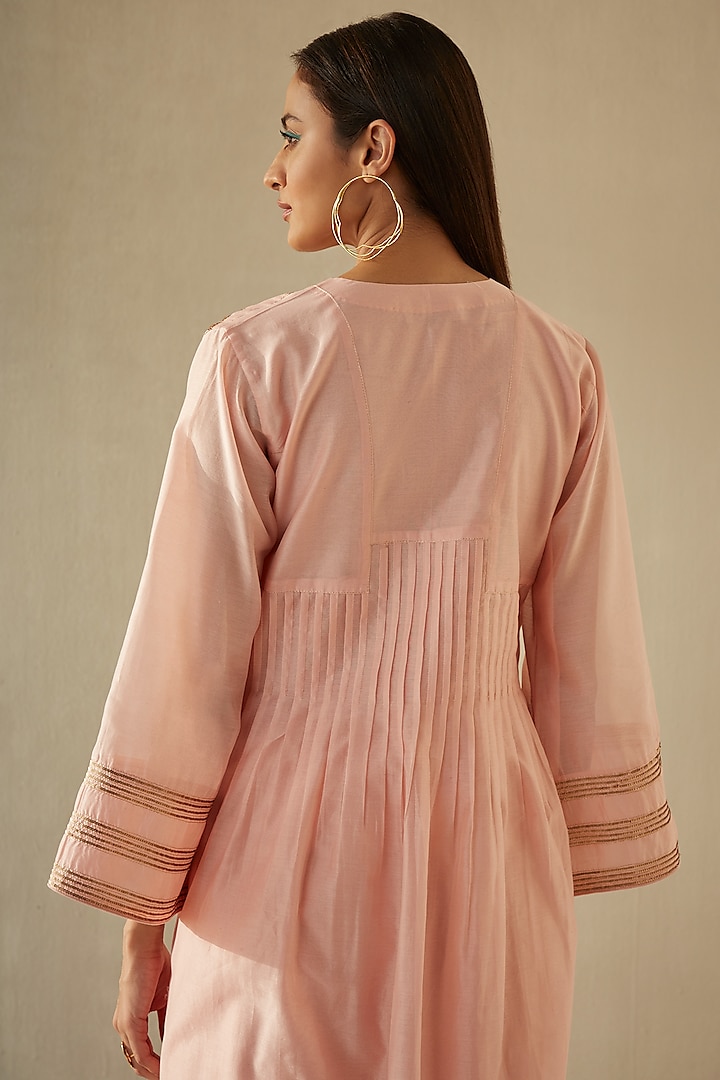 Peach Silk Chanderi Embroidered Kurta Set by Sureena Chowdhri at Pernia's Pop Up Shop
