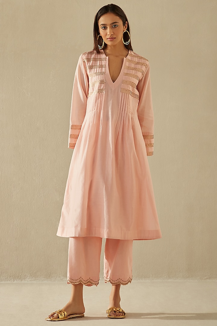 Peach Silk Chanderi Embroidered Kurta Set by Sureena Chowdhri at Pernia's Pop Up Shop
