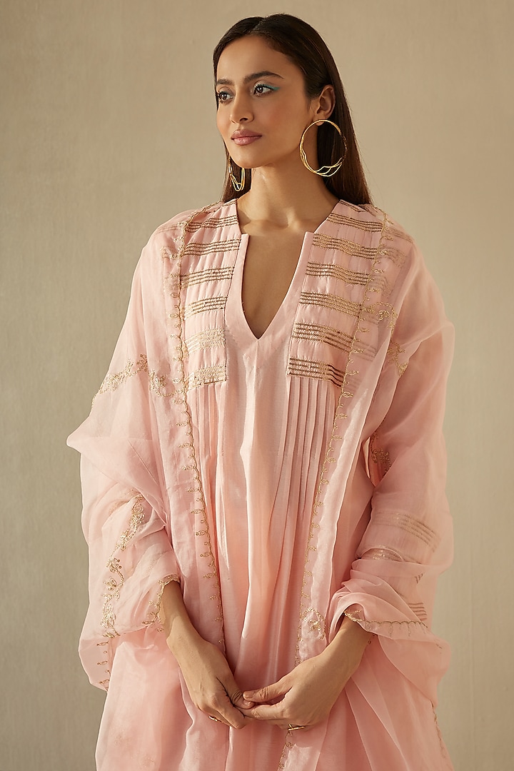 Peach Silk Chanderi Embroidered Kurta Set by Sureena Chowdhri at Pernia's Pop Up Shop
