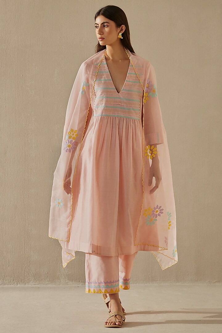 Peach Silk Chanderi Kurta Set by Sureena Chowdhri at Pernia's Pop Up Shop
