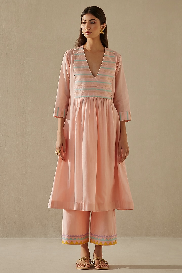 Peach Silk Chanderi Kurta Set by Sureena Chowdhri at Pernia's Pop Up Shop