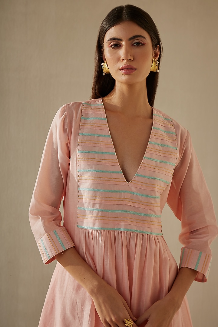 Peach Silk Chanderi Kurta Set by Sureena Chowdhri at Pernia's Pop Up Shop
