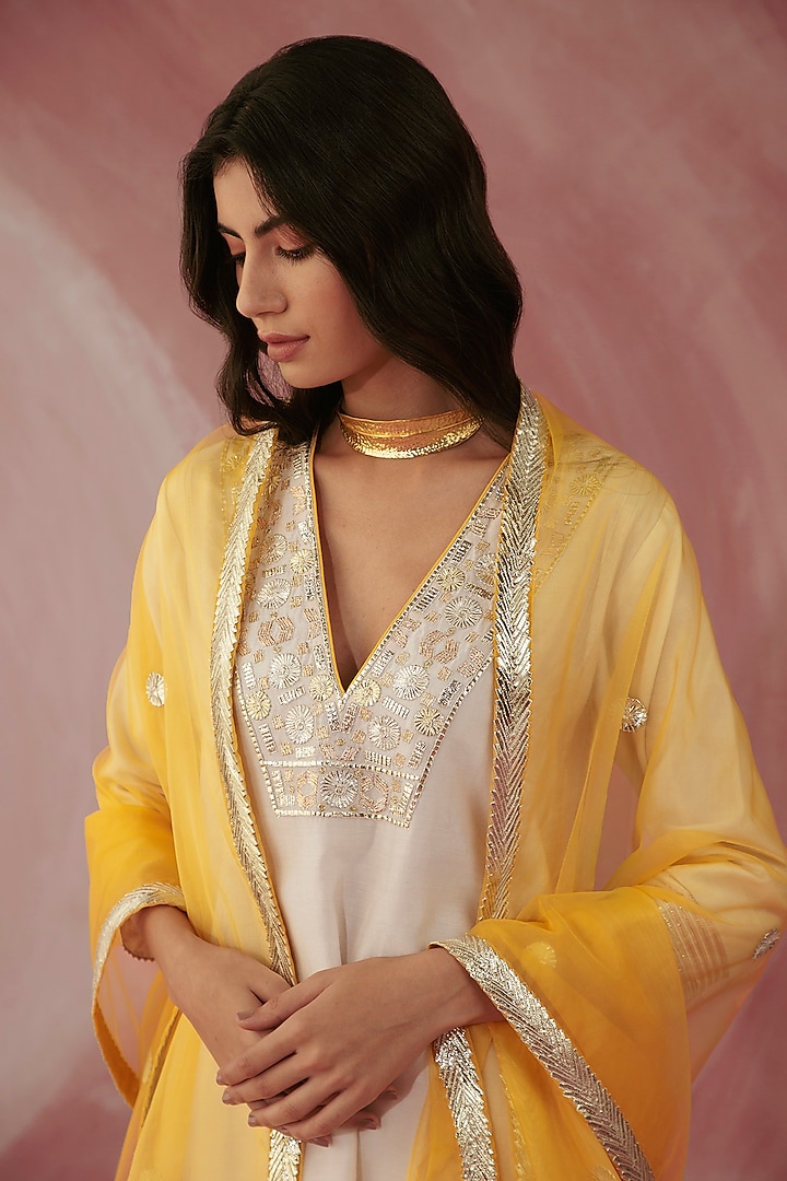 Ivory Silk Chanderi Kurta Set by Sureena Chowdhri at Pernia's Pop Up Shop