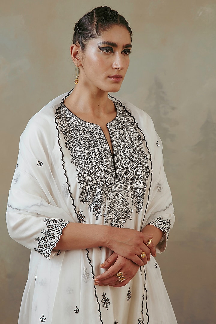 Ivory Silk Chanderi Embroidered Kurta Set by Sureena Chowdhri at Pernia's Pop Up Shop