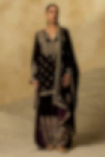 Jamuni Purple Silk Velvet Aari Embroidered Kurta Set by Sureena Chowdhri at Pernia's Pop Up Shop
